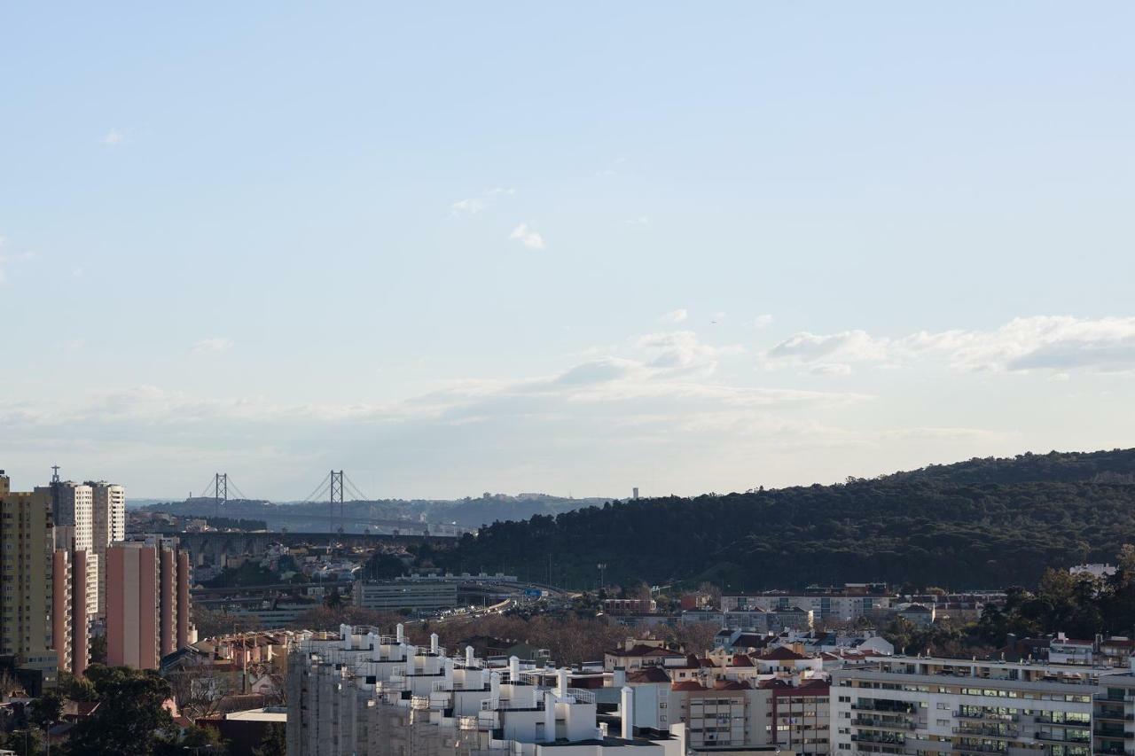 Skyscraper Riverview Lisbon With Indoor Pool Exterior photo